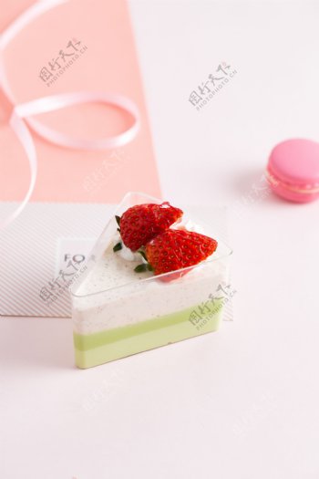 抹茶草莓小三角蛋糕实物图2