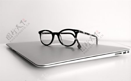 笔记本电脑上面的眼镜
