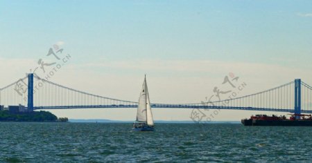 帆船和桥梁