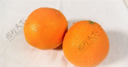 带水珠的橙子