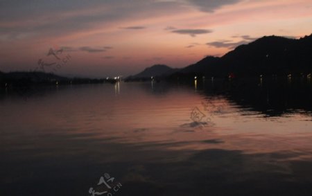 太阳下山以后的湘湖
