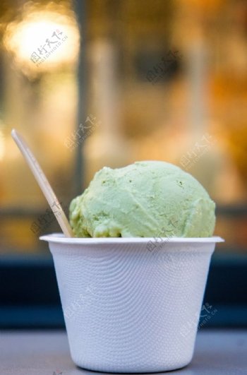 绿色冰淇淋球