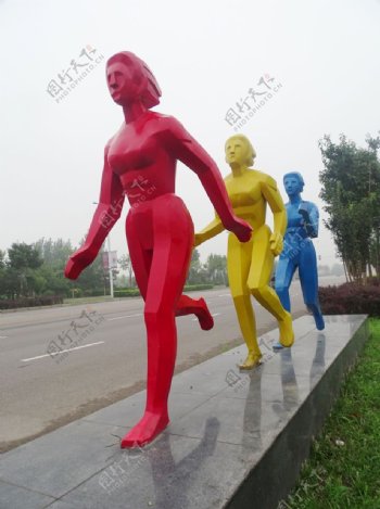 红黄蓝女雕塑