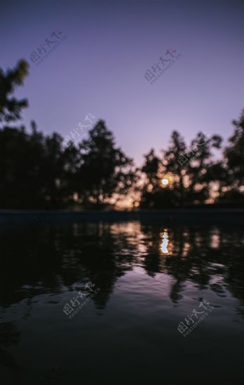 水中倒影黄昏