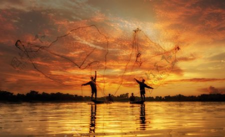 晚霞撒网的渔民图片