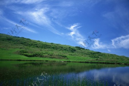 蓝天湖面图片