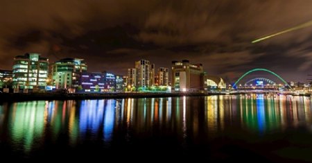 沿海城市夜景图片