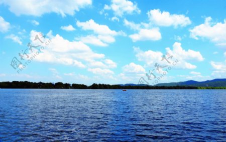 湖边蓝天图片