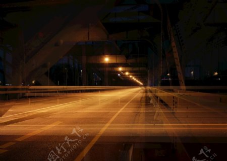 夜景桥上的跑车图片