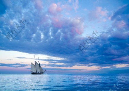 唯美海上帆船风景图片