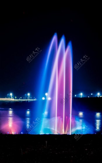 五光十色的喷泉图片