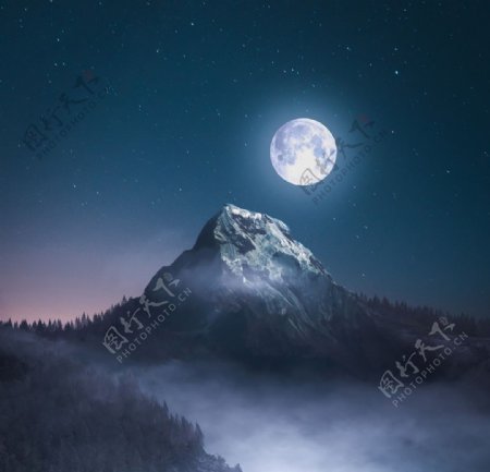 高山和月亮图片