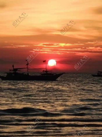 夕阳下的海上轮船图片