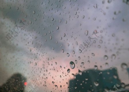 黄昏窗外的雨图片