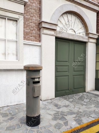 欧美风建筑街头邮筒图片