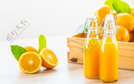 橙汁与脐橙片图片