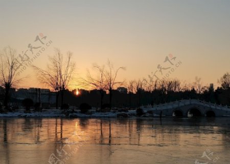 南湖冬日冰面落日余晖图片