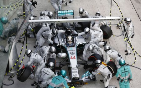 F1车辆进站图片
