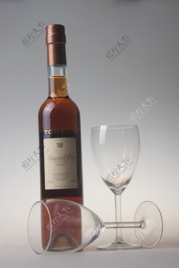 红酒和酒杯图片