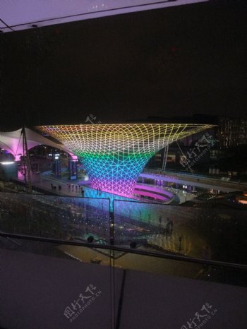 上海世博会中轴夜晚灯光图片