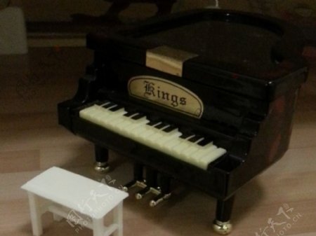 钢琴凳