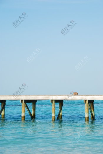 在一个美丽的马尔代夫海滩的木制码头桥