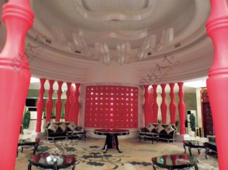 室内装修跟红色的古典柱子高雅大气