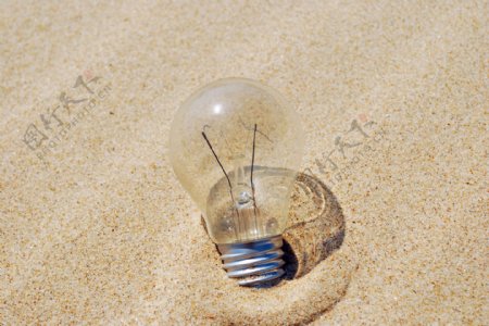 灯泡在沙全球变暖