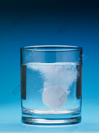 泡腾片在水中产生气泡