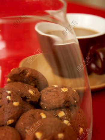 巧克力片饼干和咖啡
