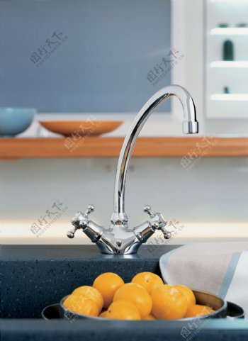 厨房设施双管水龙头洗涤缸橙子厨房图片
