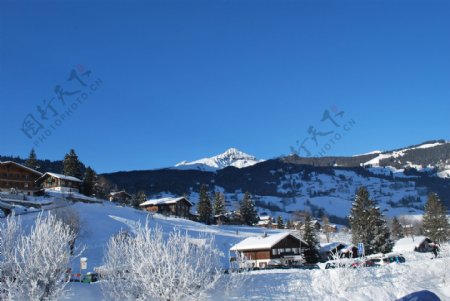 瑞士蓝天下的雪山