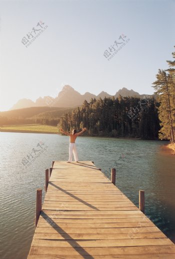 人与自然情侣户外湖边蓝天三亚风景
