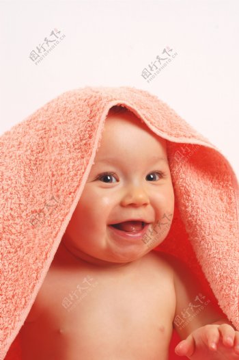 头盖毛巾的婴儿图片