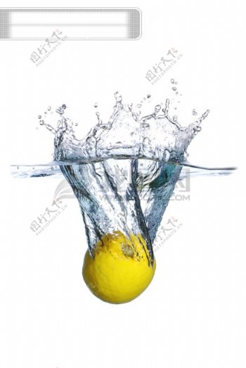 坠入水中的柠檬图片素材