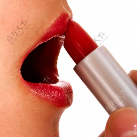 红色的唇膏在嘴唇上的应用