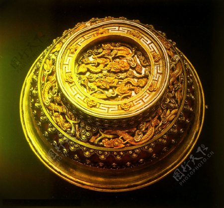 高清中国风素材金色龙纹樽