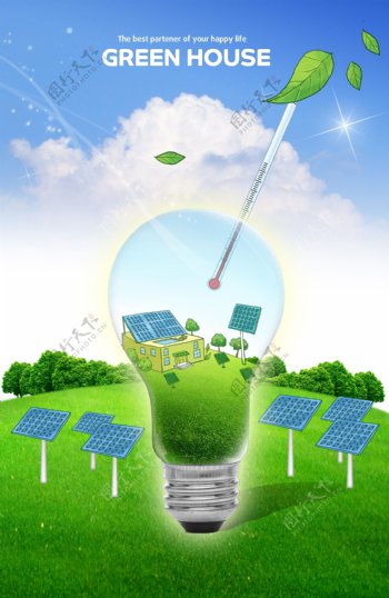 灯泡和草地上的太阳能电池板
