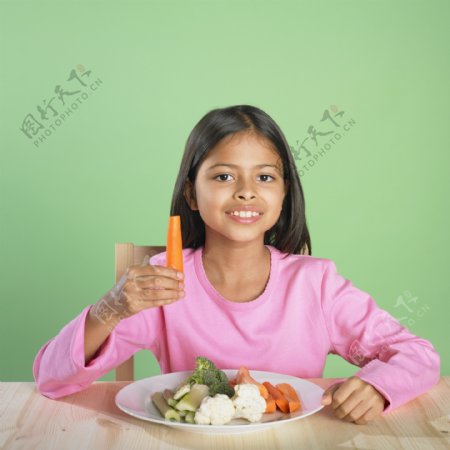 吃蔬菜的小美女图片
