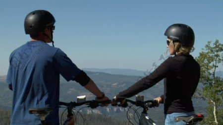 山地自行车夫妇停下来查看股票的录像视频免费下载