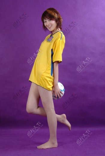 黄衣足球宝贝图片