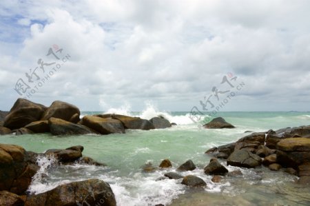 海浪击打岩石图片