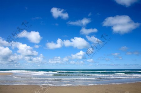 蓝天沙滩大海图片
