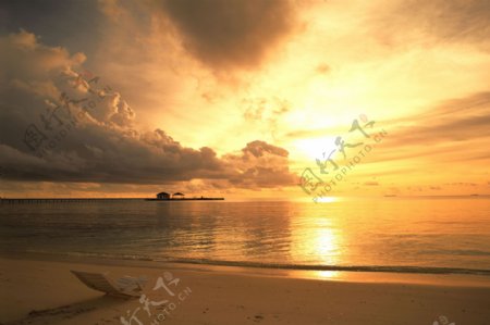 海滩黄昏景色图片