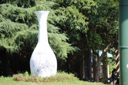 公园竹瓶雕塑图片