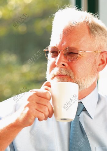 喝咖啡老男人图片