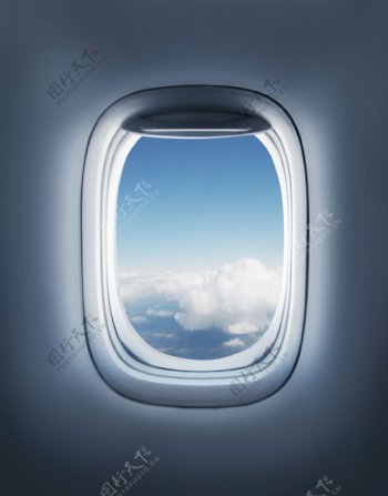 在飞机上看窗外的蓝天白云