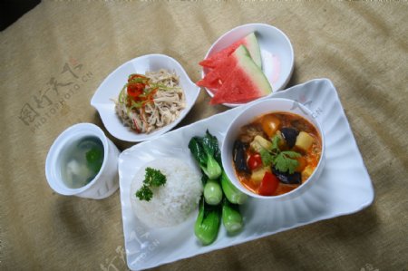 东南亚式套餐红咖喱鸡图片