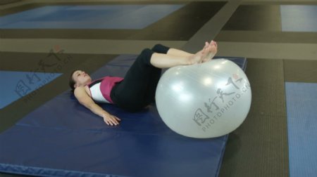 女人在健身房股票视频做腿部训练