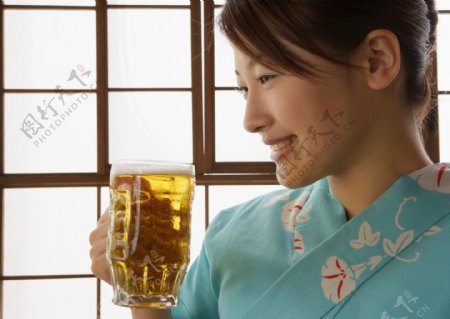 美女喝啤酒图片